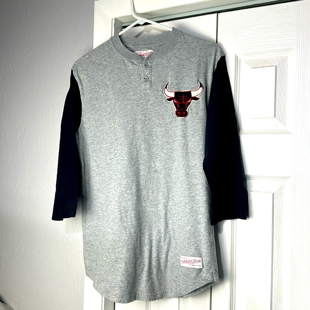 Chicago Bulls Mitchell & Ness Raglan 3/4 sleeve shirt men’s size medium